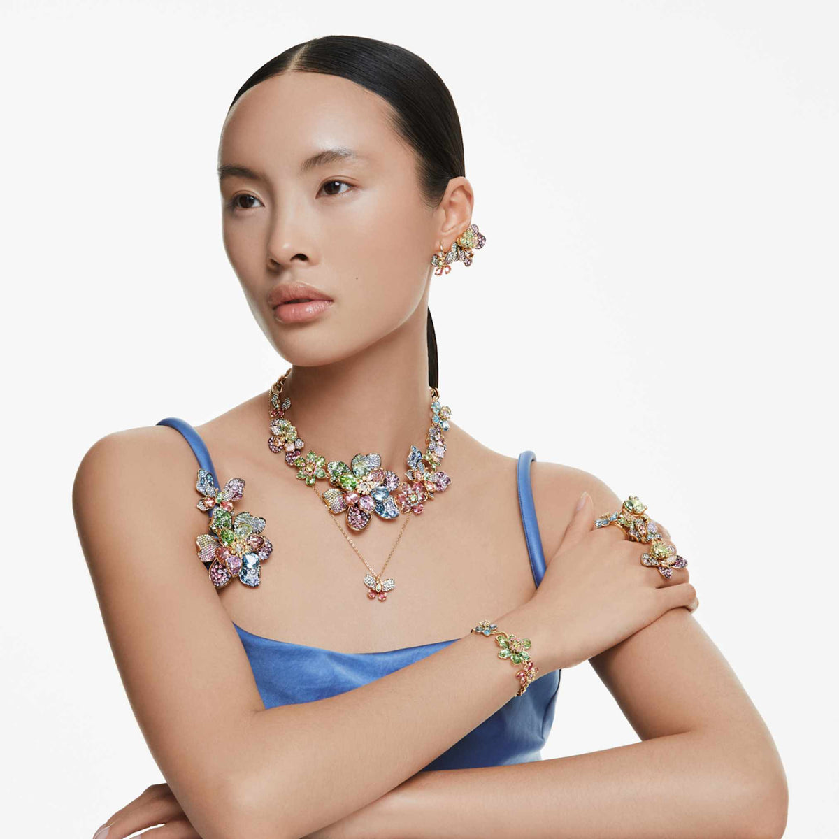 Swarovski Idyllia open ring featuring a flower motif with blue mixed-cut accents and an 18K gold finish