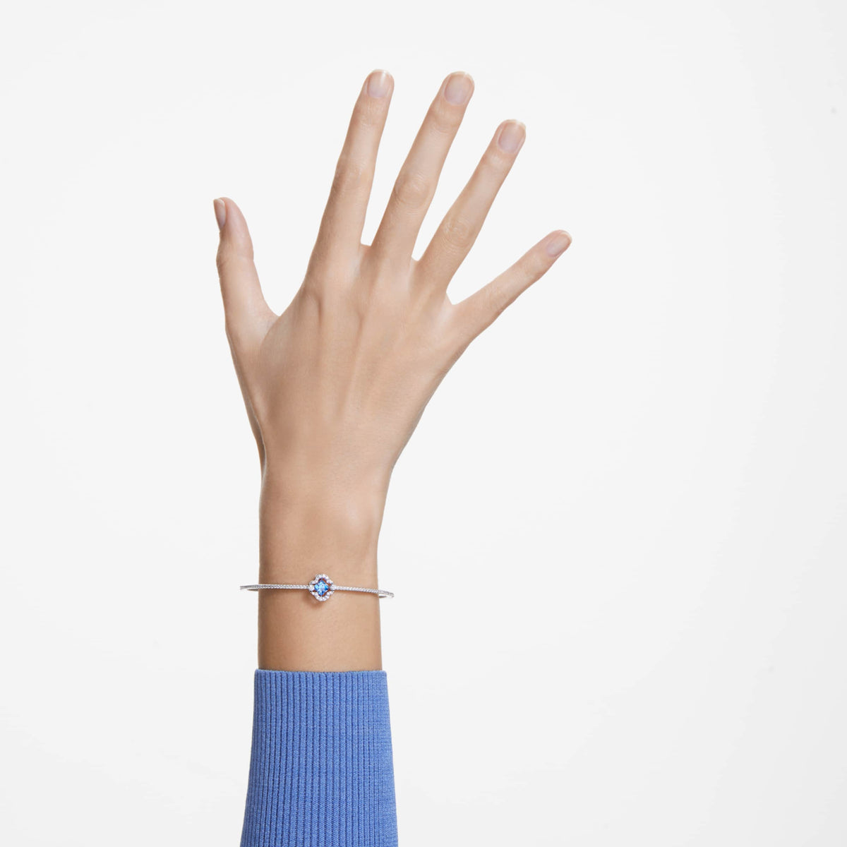 Swarovski Una bangle featuring a clover motif with pink accents and an 18K rose gold finish