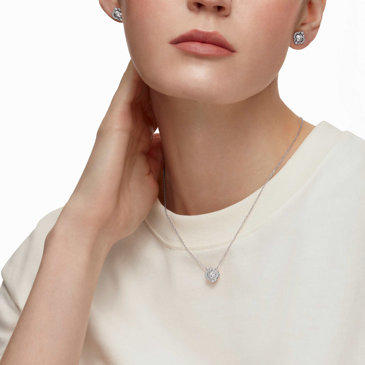 Swarovski Una set featuring a clover motif with pink mixed-cut accents and an 18K rose gold finish